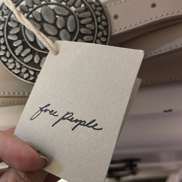 Free People Elegant Silver buckle crème/light tan Textured circle intricate main image 4